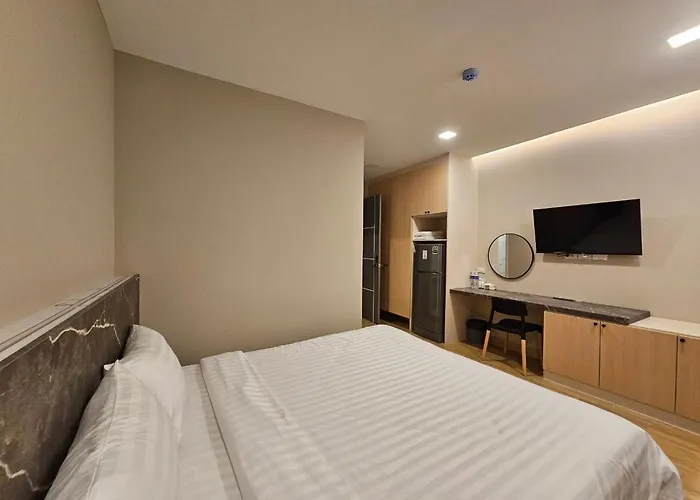 โรงแรม บ้านสุขใจ สามใบเถา 3*